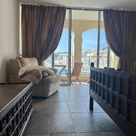 B&B Front Row Malta - Grand Harbour With Iconic Valletta Views 4*