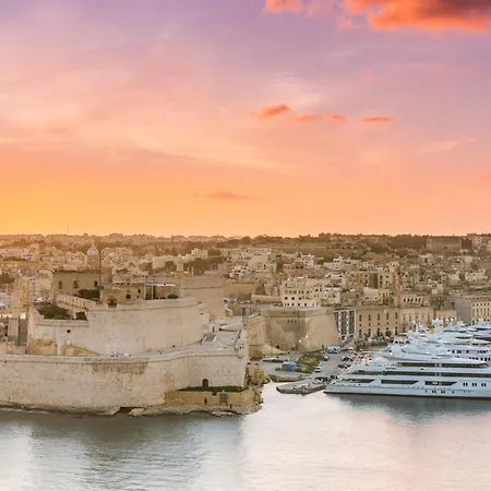 B&B Front Row Malta - Grand Harbour With Iconic Valletta Views 4*