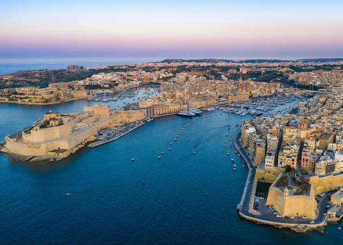 Front Row Malta - Grand Harbour With Iconic Valletta Views Bed and Breakfast
